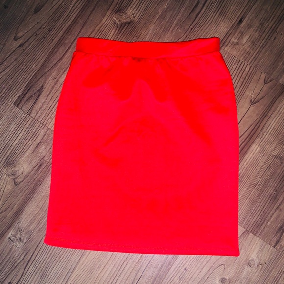 Red skirt - Picture 1 of 1